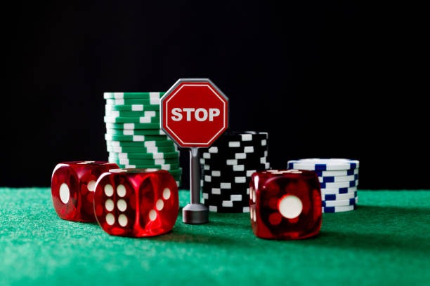 Player placing bets in BandarQ via mobile